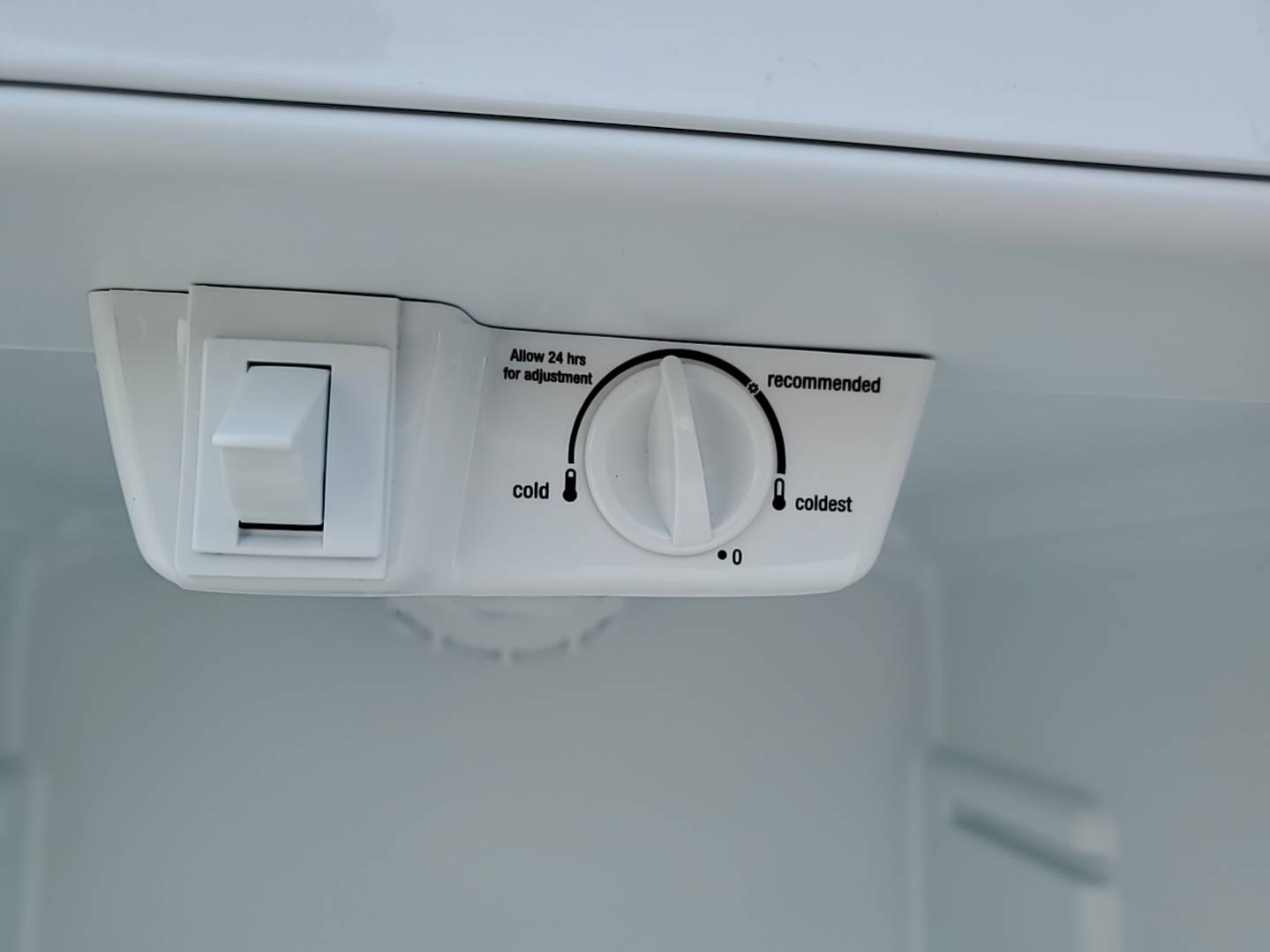 Frigidaire store refrigerator fftr1814tw